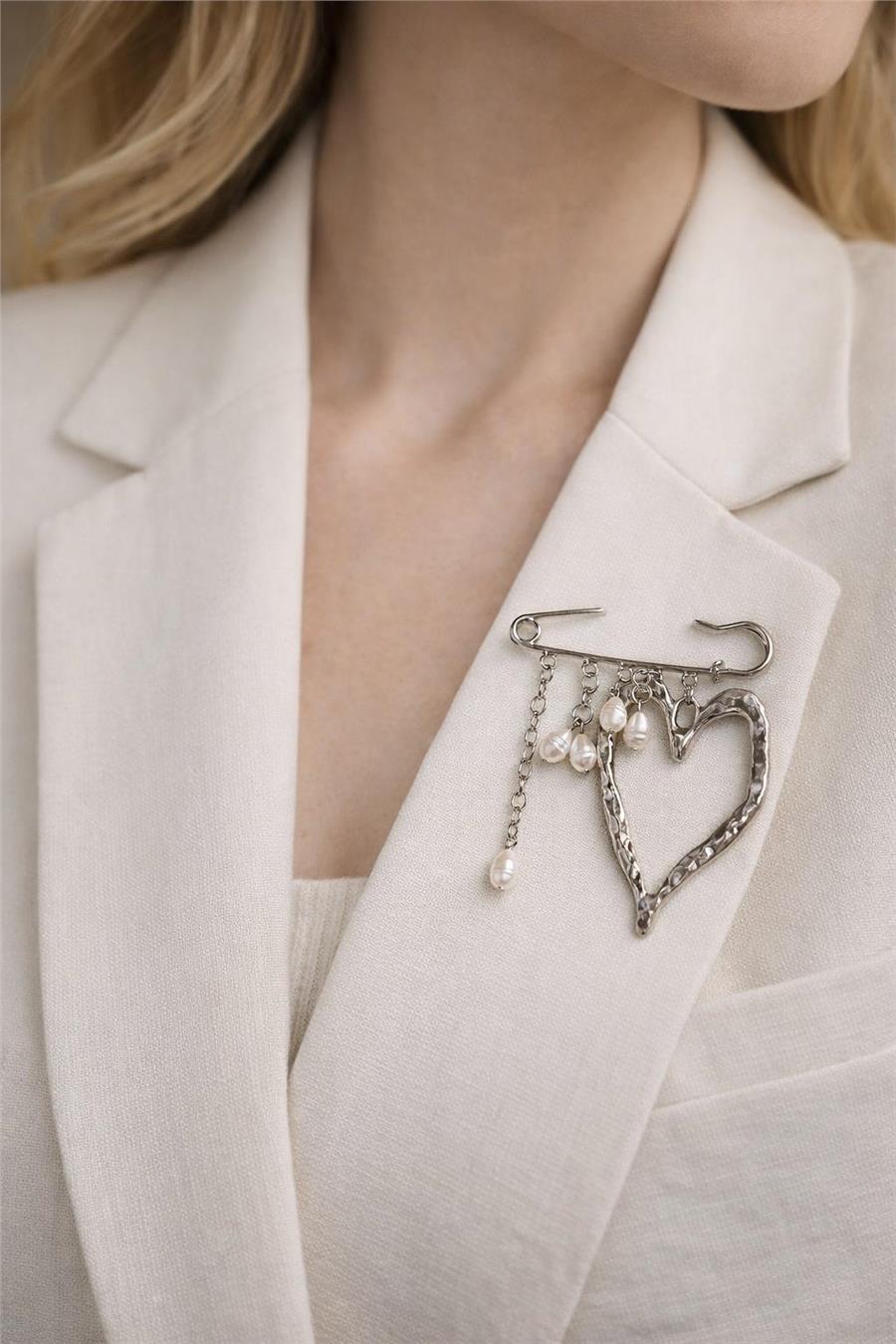 Madison01 İnci Detaylı Kalp Figürlü Gümüş Renk Zarif Broş